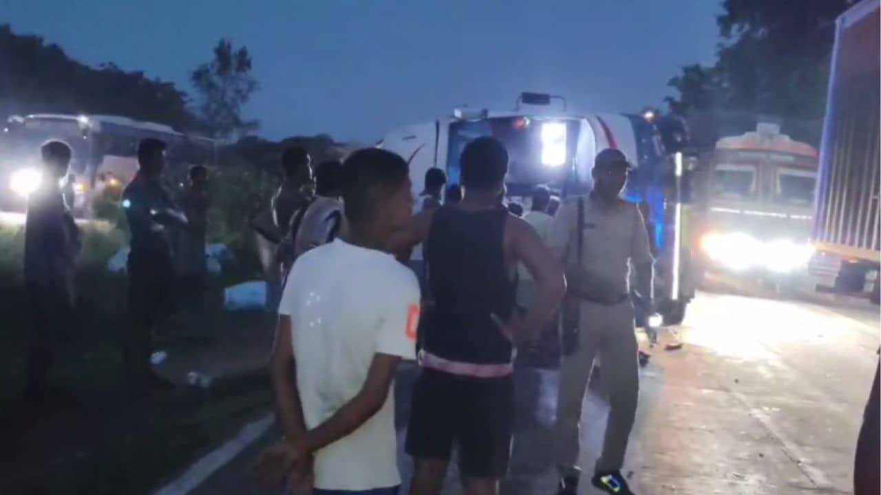 Road Accident: ভুবনেশ্বর থেকে কলকাতায় আসার পথে উল্টে গেল বাস, আহত একাধিক