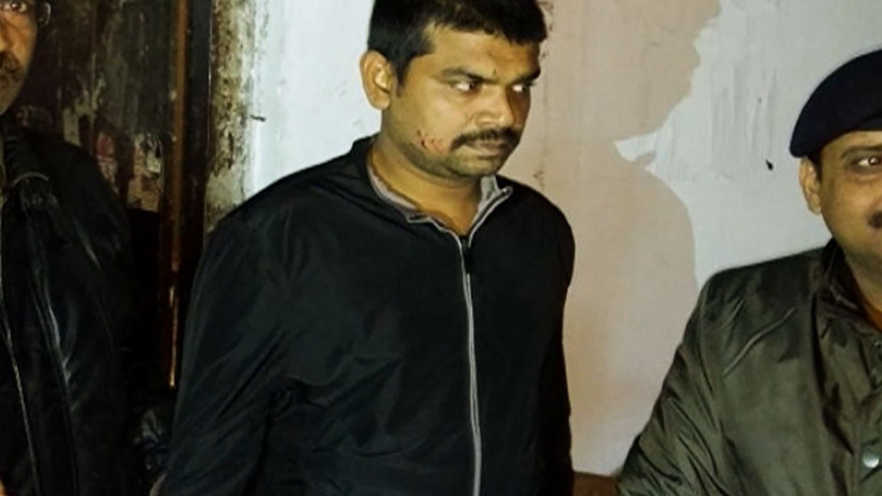 Gold Shop Robbery: হার মানবে সিনেমার গল্পও, সুবোধ ডাকাতের ‘সুবোধ বালক’ হওয়া আর হল না, চিন্তা বাড়ছে পুলিশের Gold Shop Robbery: হার মানবে সিনেমার গল্পও, সুবোধ ডাকাতের ‘সুবোধ বালক’ হওয়া আর হল না, চিন্তা বাড়ছে পুলিশের