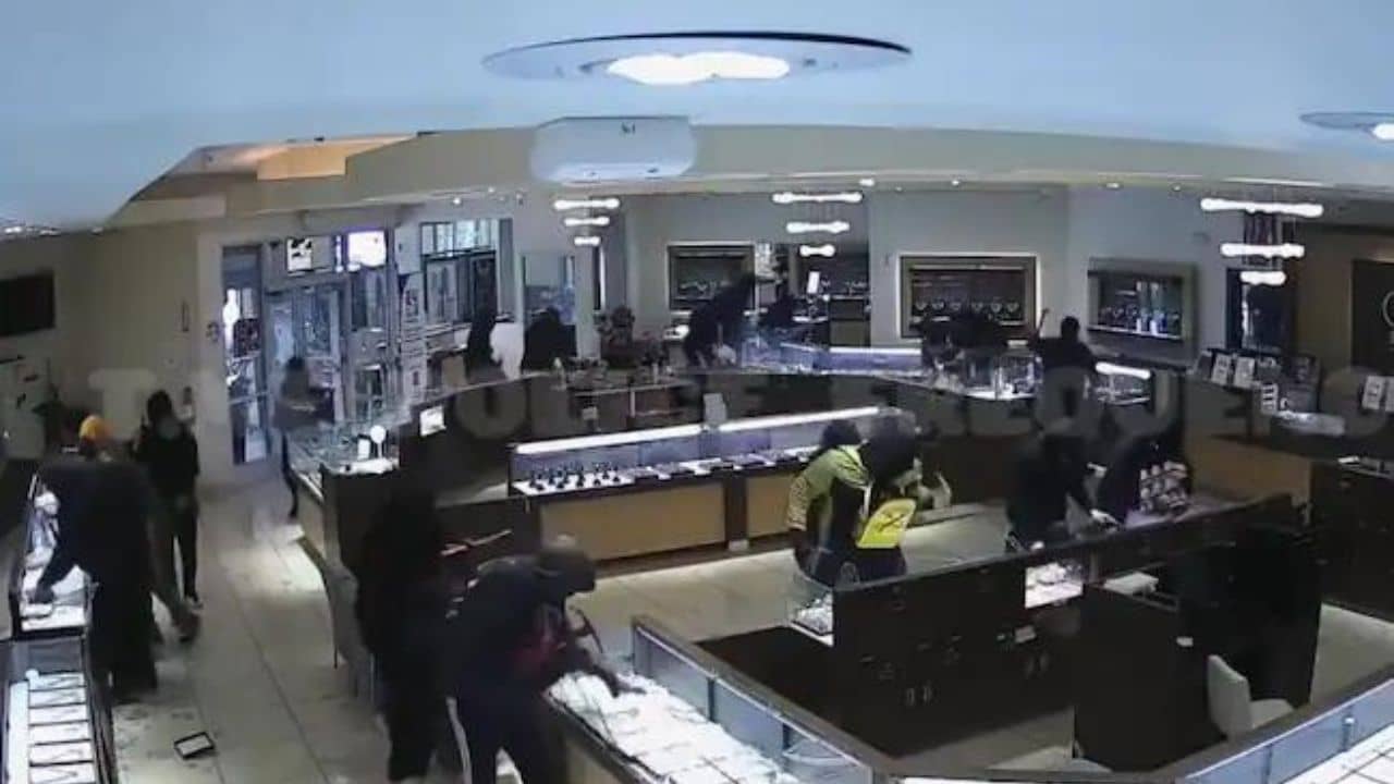 Robbery at jewellery store: আড়াই মিনিটে সাফ পুরো সোনার দোকান, দেখুন রোমহর্ষক ভিডিয়ো