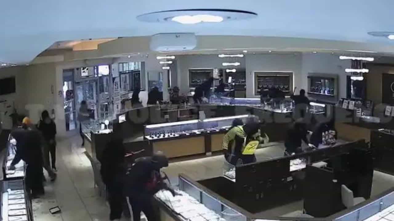 Robbery at jewellery store: আড়াই মিনিটে সাফ পুরো সোনার দোকান, দেখুন রোমহর্ষক ভিডিয়ো Robbery at jewellery store: আড়াই মিনিটে সাফ পুরো সোনার দোকান, দেখুন রোমহর্ষক ভিডিয়ো