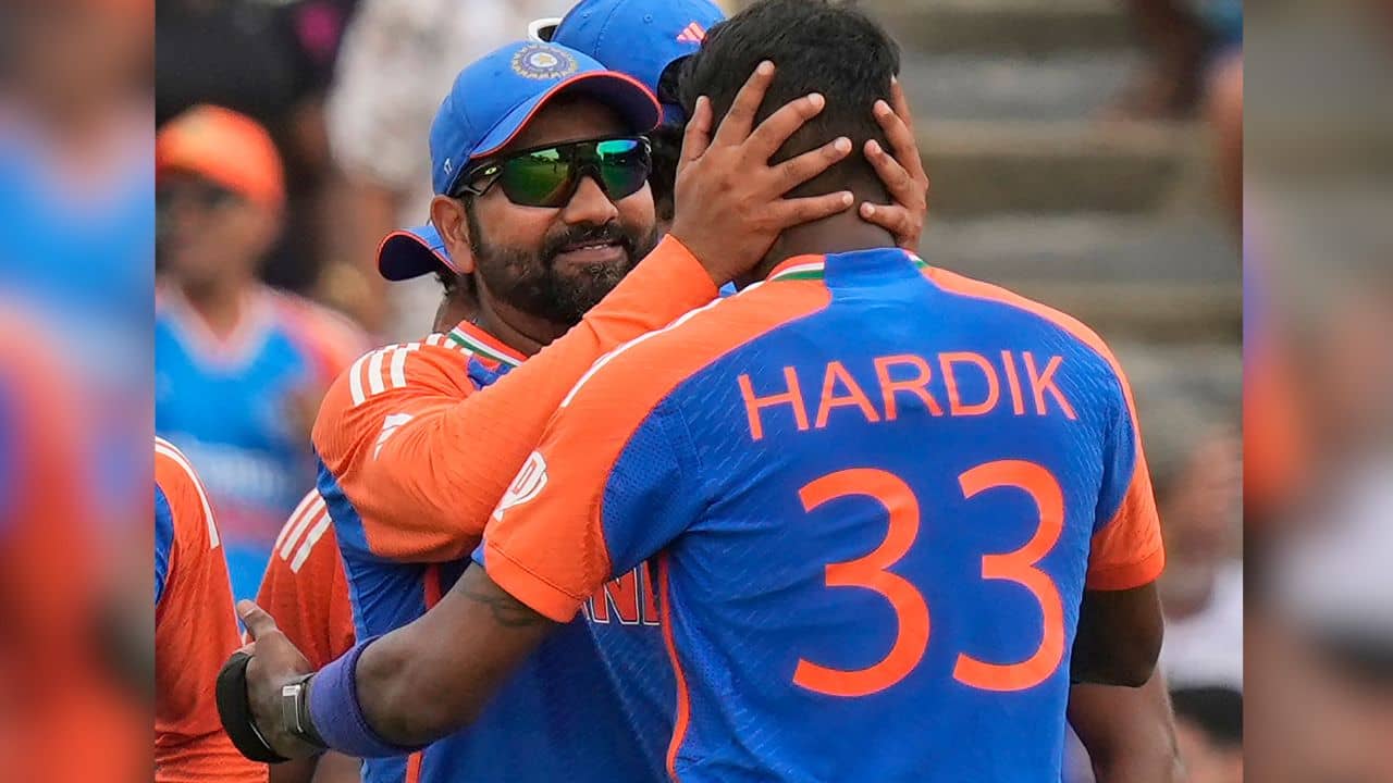 ROHIT-HARDIK: রোহিতের চুমুতে হাসি ফিরল ব্যাড বয় হার্দিকের