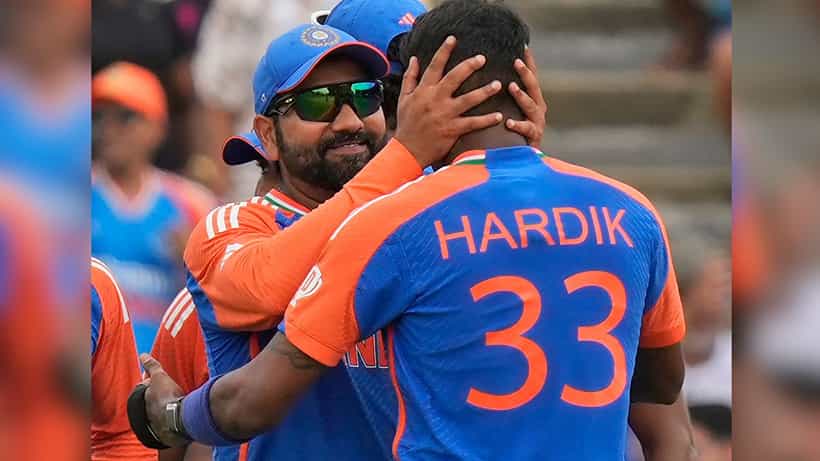 ROHIT-HARDIK: রোহিতের চুমুতে হাসি ফিরল ব্যাড বয় হার্দিকের