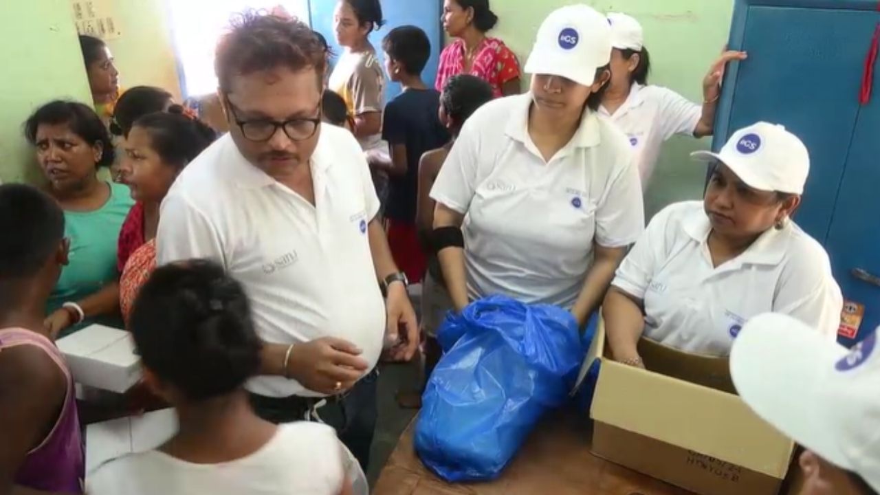 বরাবরই দুর্গতদের পাশে থেকে সমাজের উন্নয়নে কাজ করে SANJ ফাউন্ডেশন। IIGS-এর গ্র্যান্ড ওপেনিংয়ের আগে সমাজের উন্নয়নে বালিগঞ্জ এবং ঝড়-বিধ্বস্ত মৌসুনি দ্বীপে গত ৭, ৮ ও ৯ জুন CSR (কর্পোরেট সোশ্যাল রেসপন্সিবিলিটি) কাজকর্মও করেছে SANJ ফাউন্ডেশন 