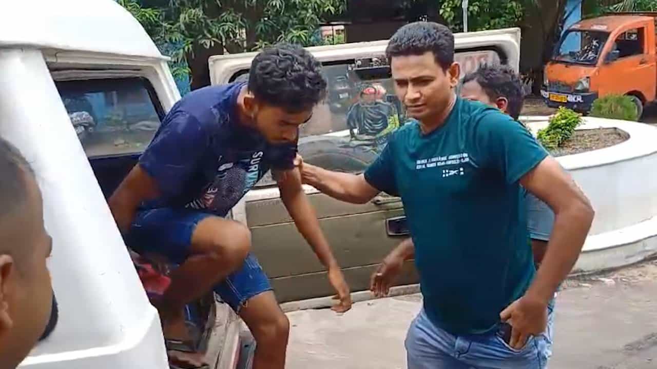 Salt Lake: বউবাজারের পর এবার সল্টলেক, সেক্টর ফাইভে মোবাইল চোর সন্দেহে পিটিয়ে ‘খুন’ যুবককে Salt Lake: বউবাজারের পর এবার সল্টলেক, সেক্টর ফাইভে মোবাইল চোর সন্দেহে পিটিয়ে ‘খুন’ যুবককে