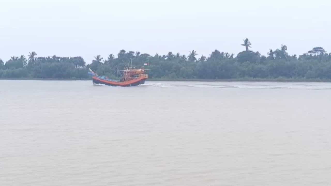 Diamond Harbour: মাঝ সমুদ্রে গায়েব ট্রলার, নিখোঁজ ১৩ জন, সুন্দরবনে ভয়ঙ্কর দুর্ঘটনা Diamond Harbour: মাঝ সমুদ্রে গায়েব ট্রলার, নিখোঁজ ১৩ জন, সুন্দরবনে ভয়ঙ্কর দুর্ঘটনা