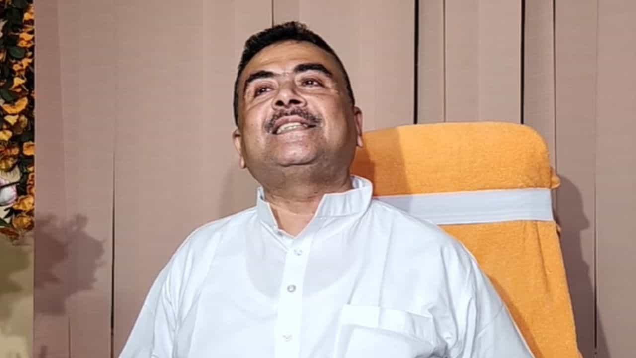 Suvendu Adhikari: শুভেন্দুকে রাজভবনের বাইরে ধরনায় বসার অনুমতি হাইকোর্টের Suvendu Adhikari: শুভেন্দুকে রাজভবনের বাইরে ধরনায় বসার অনুমতি হাইকোর্টের
