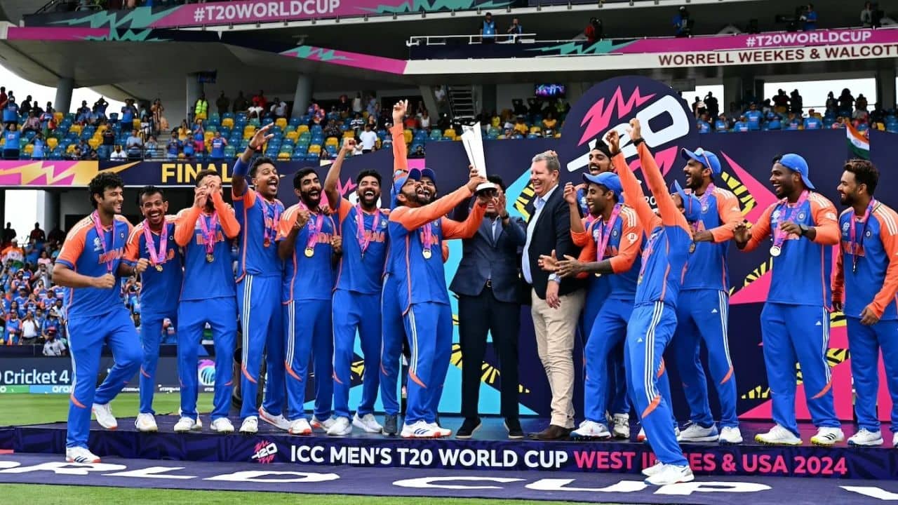 Indian Cricket Team: বার্বাডোজে বেরিল, ট্রফি নিয়ে ফিরতে পারছে না বিশ্বজয়ী ভারতীয় দল!
