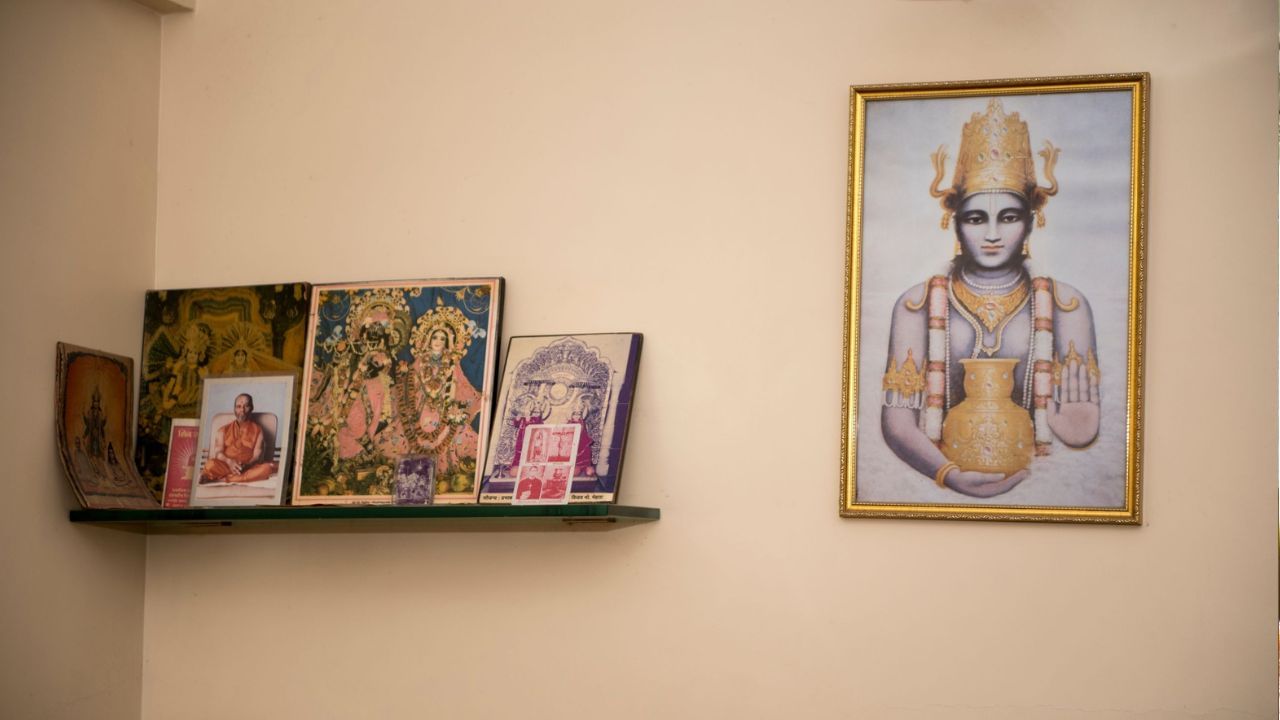 অধিকাংশ বাড়িতে হলরুম, বেডরুম বা পুজোর ঘরে পূর্বাবপুরুষদের ছবি রাখা থাকে। কিন্তু অনেকেই জানেন না যে সেই ছবি কোথায় ও কোন দিকে রাখা উচিত। শাস্ত্র অনুসারে বাড়িতে পূর্বপুরুষদের ছবি রাখার কিছু নিয়ম রয়েছে, যা জানা জরুরি। 