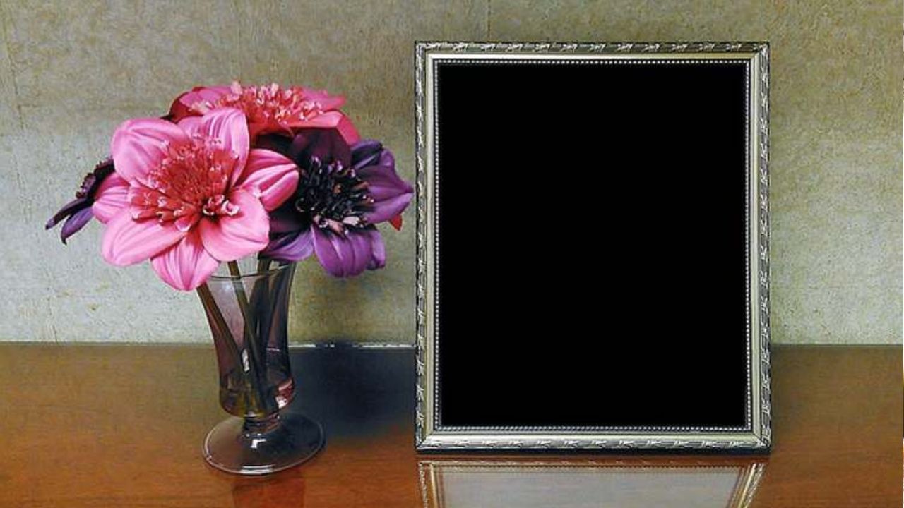 প্রয়াত প্রিয়জনের ছবি অধিকাংশ দেওয়ালে টাঙিয়ে রাখেন। শাস্ত্রমতে, দেওয়ালে রাখা হলে তা অপমান করা হয়। পূর্বপুরুষদের ছবি সবসময় ফ্রেমবন্দি করে একটি আলমারিতে বা টেবিলের মধ্যে রাখা হয়। এমনটা করা হলে পূর্বপুরুষদের আশীর্বাদ পাওয়া যায়। পিতৃদোষ থেকে মুক্তি পাওয়া যায়।