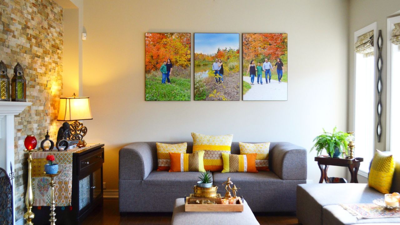 বাড়ির প্রবীণ বা প্রিয়জন কেউ প্রয়াত হলে পরিবারের সদস্যরা তাঁর ছবি দেওয়ালে সাদা বা চন্দন কাঠের মালা দিয়ে  টাঙিয়ে রাখেন। বাস্তুশাস্ত্র মতে, কোনও ছবি বা মূর্তি রাখার আগে কোথাও কীভাবে রাখা উচিত, তা উল্লেখ রয়েছে। তেমনি পূর্বপুরুষদের ছবি কোথায় ও কোন দিকে রাখবেন, সে সম্পর্কে বাস্তুশাস্ত্রে বেশ কিছু নিয়ম বলা রয়েছে। 