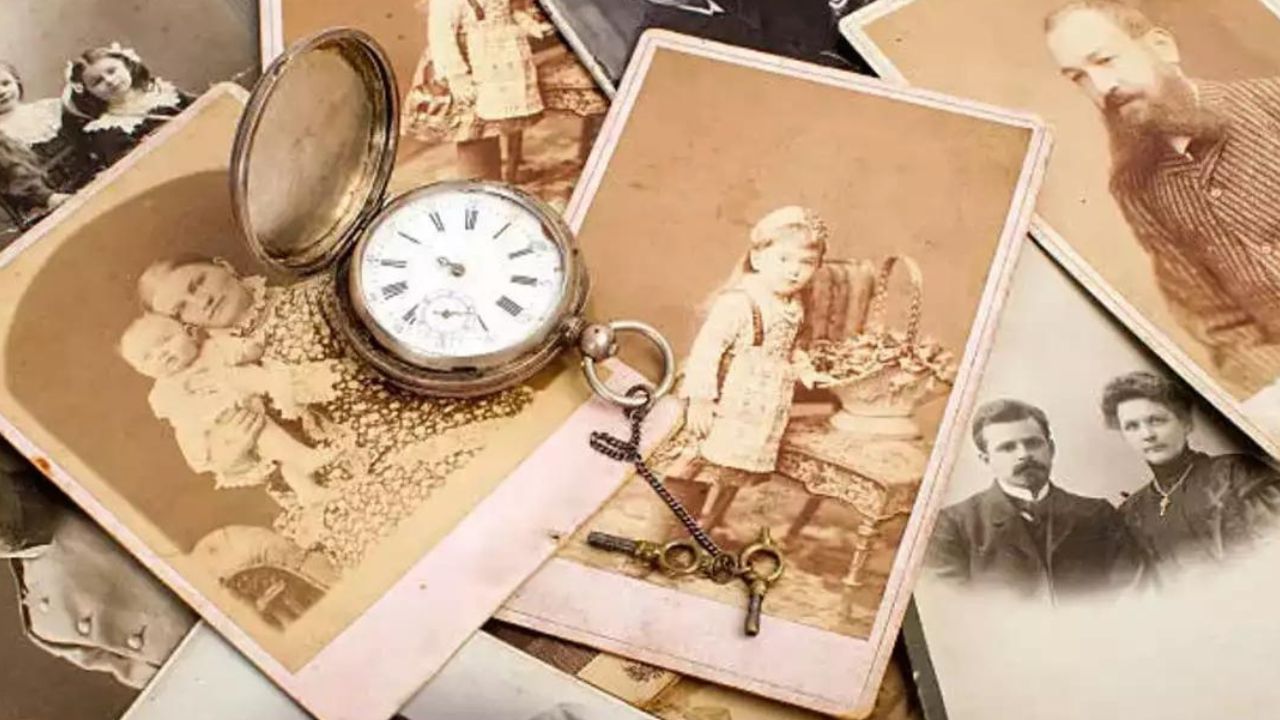 পূর্বপুরুষদের ছবি রাখার জন্য সবচেয়ে ভালো দিক হল দক্ষিণ দিক। দক্ষিণ দিককে যমের দিক বলে মনে করা হয়। তাই এই দিকে পূর্বপুরুষের ছবি রেখে দিতে পারেন। তাতে পূর্বপুরুষদের মুখ থাকবে উত্তর দিকে। এইভাবে রাখলে ঘরে সুখ-সমৃদ্ধি বজায় থাকে।