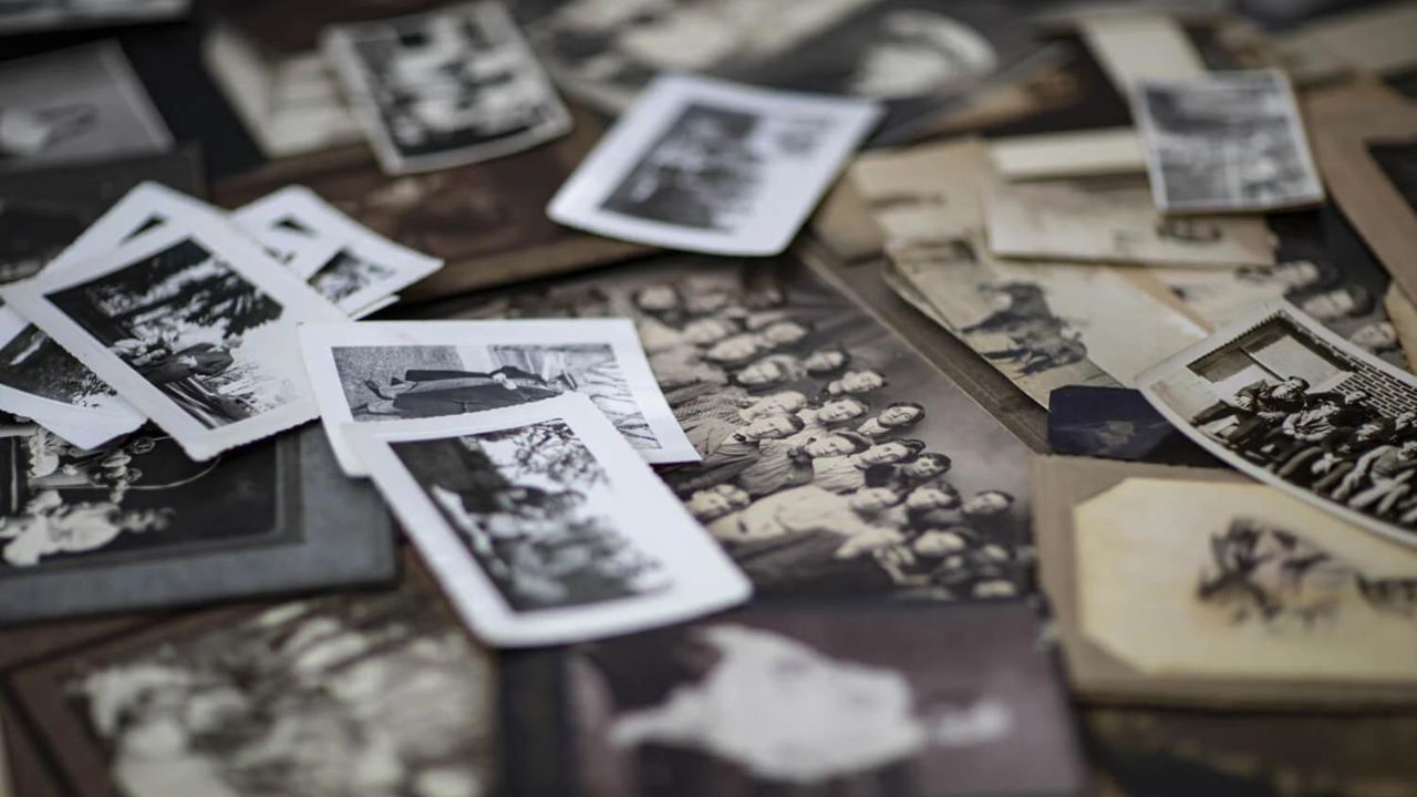 বেশিরভাগ সময়, বাড়িতে পূর্বপুরুষের একাধিক ছবি রাখেন। তাতে পবর্বপুরুষরা রুষ্ট হন, ঘরে নেতিবাচক শক্তির প্রভাব বৃদ্ধি হয়। তাই একসঙ্গে পূর্বপুরুষদের ছবি রাখা উচিত নয়। 