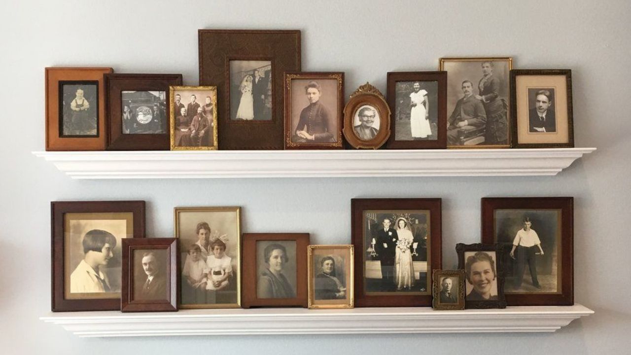 পূর্বপুরুষের ছবি কখনওই ব্রাহ্ম স্থানে অর্থাৎ বাড়ির মাঝখানে রাখা উচিত নয়। তাতে পরিবারের সদস্যদেক সম্মানের ক্ষতি হতে পারে।