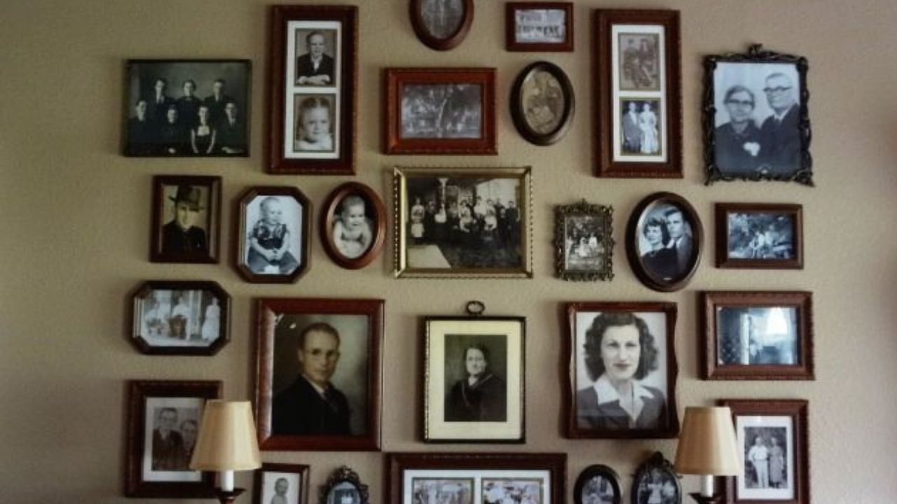 হিন্দু ধর্মে, পূর্বপুরষদের ঈশ্বরের আসনে রেখে পুজো করা হয়। এই কারণেই প্রিয়জন বা পূর্বপুরুষদের মৃত্যুর পর তাঁদের ছবি বাড়িতে রাখা হয়। কথিত আছে, বাড়িতে পূর্বপুরুষের ছবি রাখা হলে ঘরের সুখ-শান্তি, সমৃদ্ধি বজায় রাখে। মেলে পূর্বপুরুষদের আশীর্বাদ।