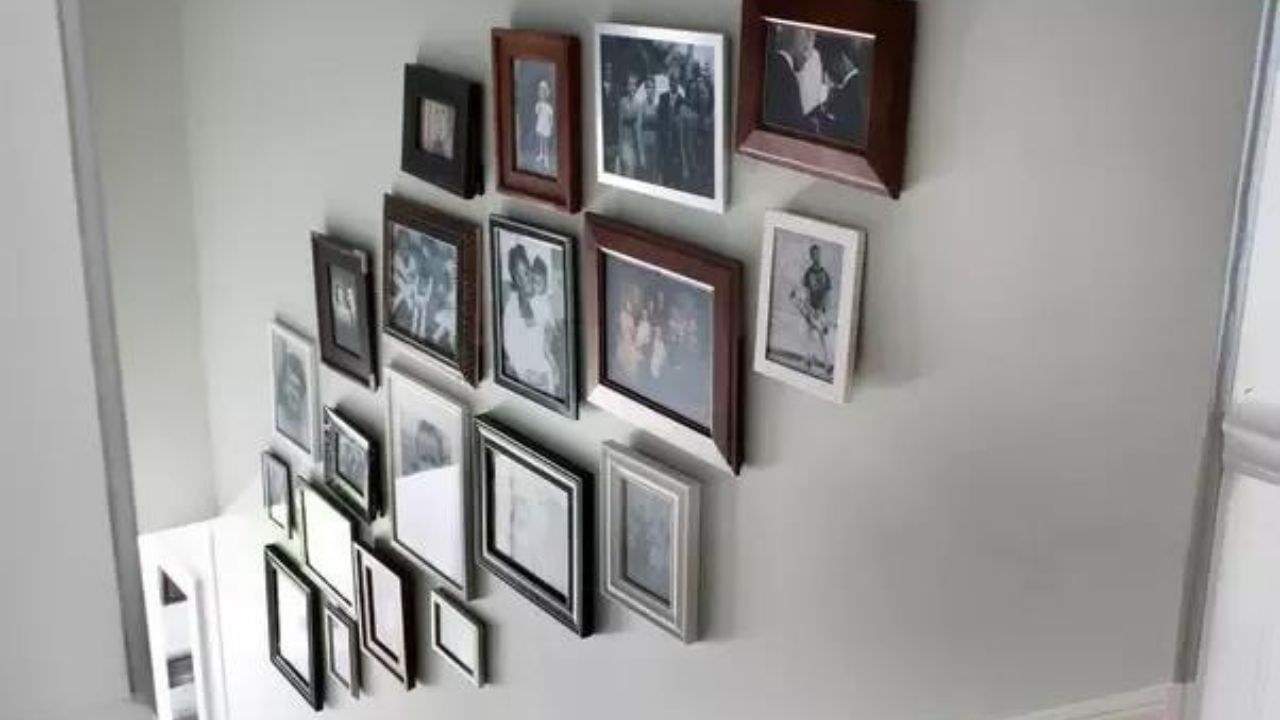 এছাড়া কোনও জীবিত ব্যক্তির সঙ্গে পূর্বপুরুষের ছবি কখনওই লাগাবেন না। এই কারণে ওই ব্যক্তির স্বাস্থ্যের অবনতি হতে থাকে।