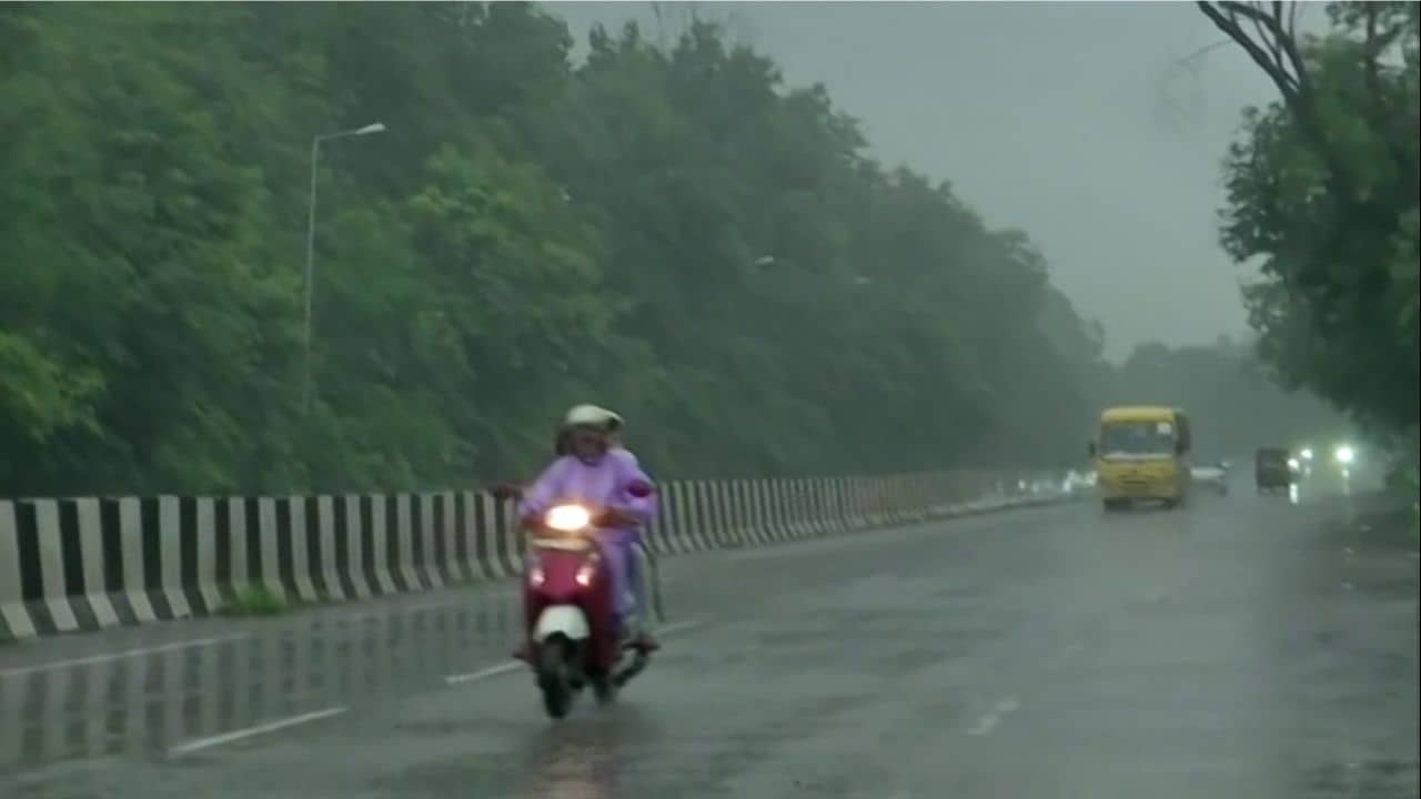 Weather Update News: দুর্ভোগ এখনই কমছে না, মঙ্গলবার পর্যন্ত ভারী বৃষ্টির সতর্কতা