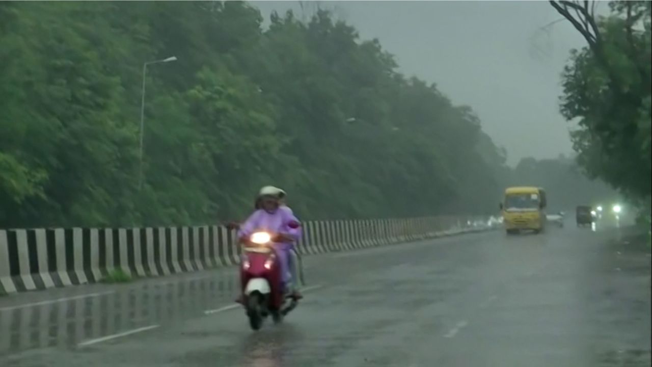 Weather Update: বর্ষা না এলেও 'খেল' দেখাবে দক্ষিণের আকাশ! শনিবারই ঘুরতে পারে 'খেলা'