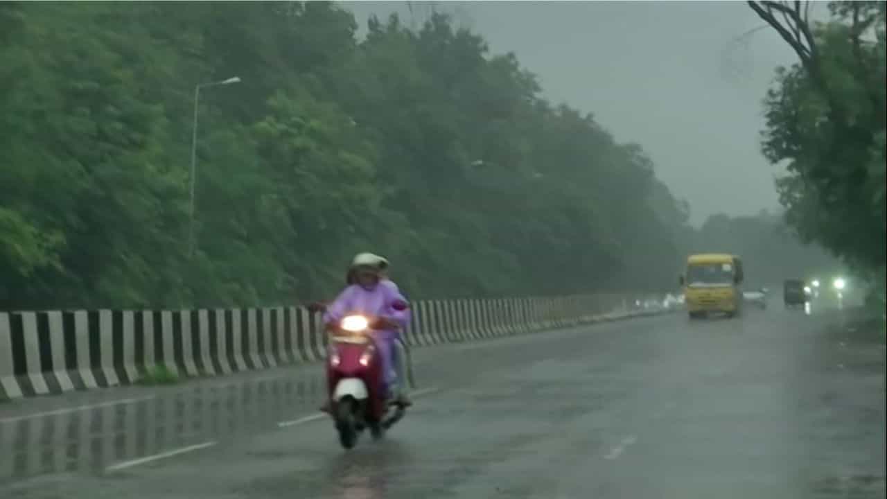 Weather Update News: দুর্ভোগ এখনই কমছে না, মঙ্গলবার পর্যন্ত ভারী বৃষ্টির সতর্কতা Weather Update News: দুর্ভোগ এখনই কমছে না, মঙ্গলবার পর্যন্ত ভারী বৃষ্টির সতর্কতা