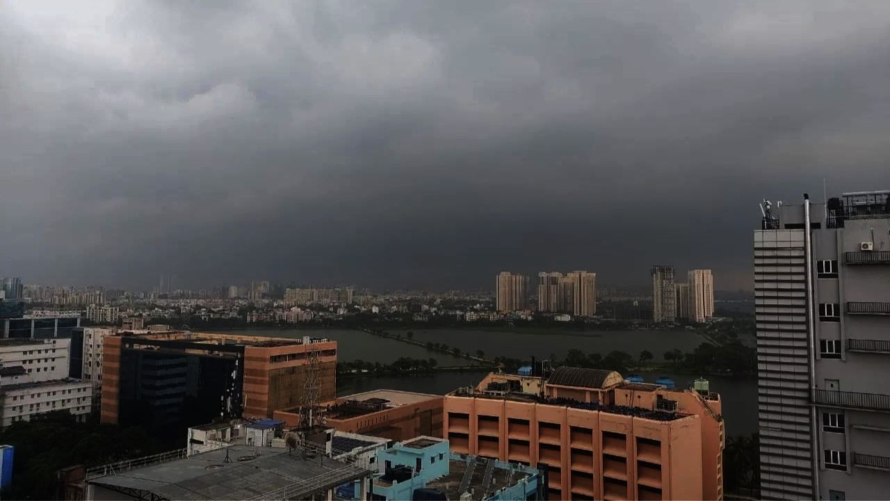 Latest Weather Update: মেঘ পিওন এইমাত্র চিঠি দিয়ে গেল কলকাতায়, শুরু হল বৃষ্টি