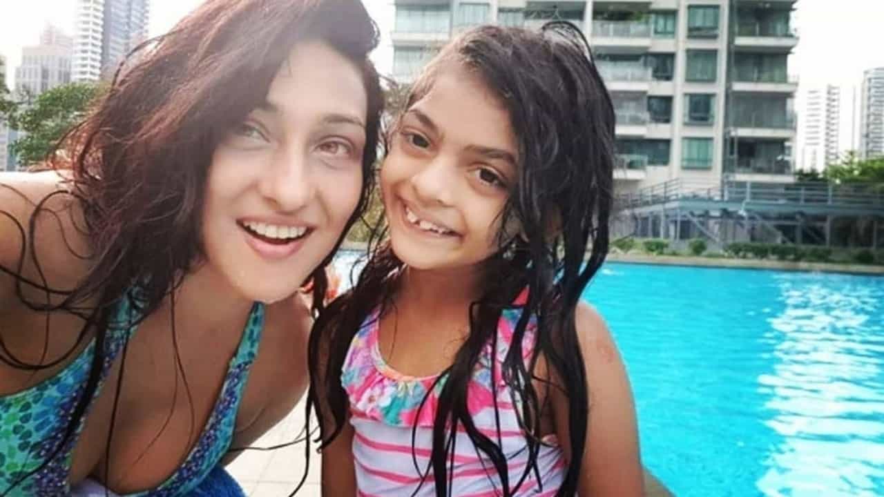 প্রসেনজিতের পাশে দাঁড়িয়ে পোজ়, ঋতুপর্ণার সেই ছোট্ট মেয়েকে দেখতে কেমন হয়েছে? প্রসেনজিতের পাশে দাঁড়িয়ে পোজ়, ঋতুপর্ণার সেই ছোট্ট মেয়েকে দেখতে কেমন হয়েছে?