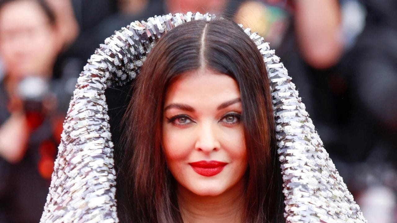 ঐশ্বর্য গল্প করছিলেন, হঠাৎ পুচকে আরশোলাকে দেখেই... | This was how ...