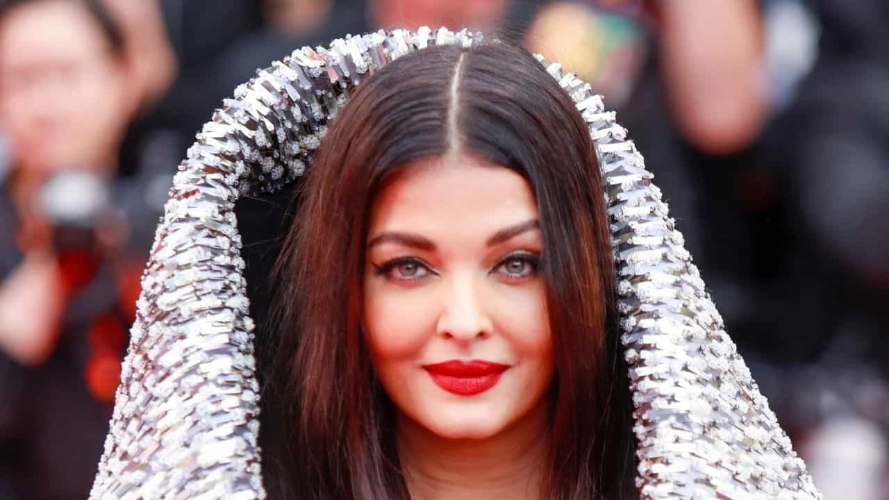 ঐশ্বর্য গল্প করছিলেন, হঠাৎ পুচকে আরশোলাকে দেখেই... ঐশ্বর্য গল্প করছিলেন, হঠাৎ পুচকে আরশোলাকে দেখেই...