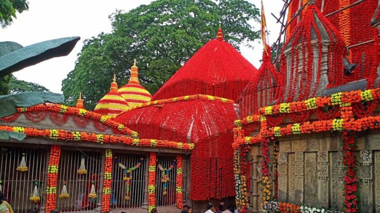 পৌরাণিক কাহিনি অনুসারে, সতীর যোনিভাগ এই স্থানেই পড়েছিল। তাই এই পীঠকে যোনিপীঠও বলা হয়। অধিষ্ঠিত দেবী কামাখ্যা ও ভৈরব হলেন উমানন্দ। দেবী কামাখ্যাকে উর্বরতার দেবী বা “রক্তক্ষরণকারী দেবী” বলা হয়। প্রতিবছর ঠিক একই সময় একই তারিখে অম্বুবাচী মেলা উত্‍সব পালিত হয়। 