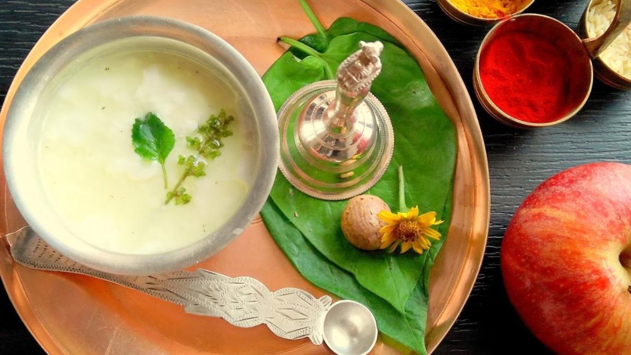 তবে অনেক কম মানুষই জানেন যে চরণামৃত ও পঞ্চামৃত, উভয়ই আলাদা। উভয়ের তৈরির পদ্ধতি ভিন্ন ও উভয়েরই ভিন্ন ধর্মীয় গুরুত্ব রয়েছে।