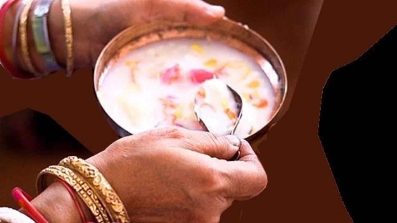 হিন্দু শাস্ত্র অনুসারে, সব হিন্দু মন্দিরে দেব-দেবীদের পুজো করার পর ভক্তদের প্রসাদ হিসেবে চরণামৃত ও পঞ্চামৃত বিলি করা হয়। অনেকে ভাবেন এই দুটি জিনিস একই। কিন্তু উভয়ের মধ্যেই রয়েছে বিস্তর ফারাক।