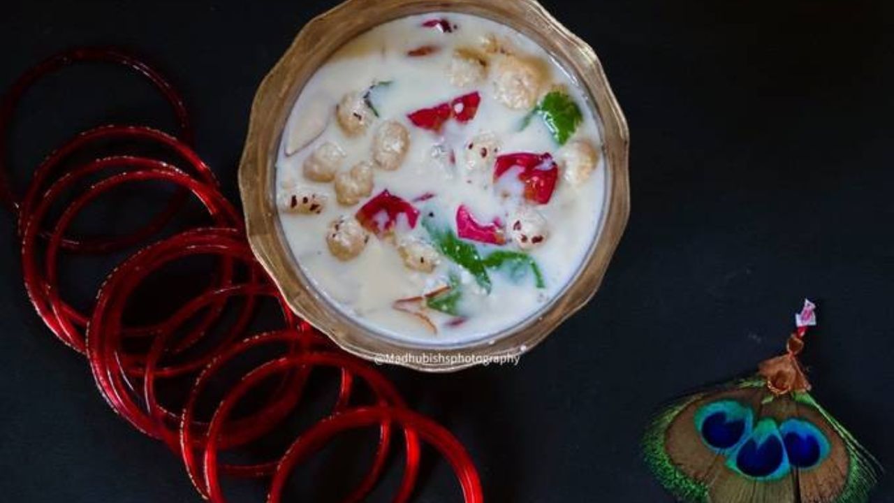 চরণামৃত গ্রহণের কিছু নিয়ম ও মন্ত্রও শাস্ত্রে রয়েছে। যখনই চরণামৃত গ্রহণ করা হয়, তখনই আপনার ডান হাত ব্যবহার করা উচিত। এই সময় আপনার মন সম্পূর্ণ শান্ত থাকা উচিত। এমনকি ভুল করেও, চরণামৃত গ্রহণের পরে আপনার মাথার উপর আপনার ডান হাতটি সরবেন না। এটা করা অশুভ।