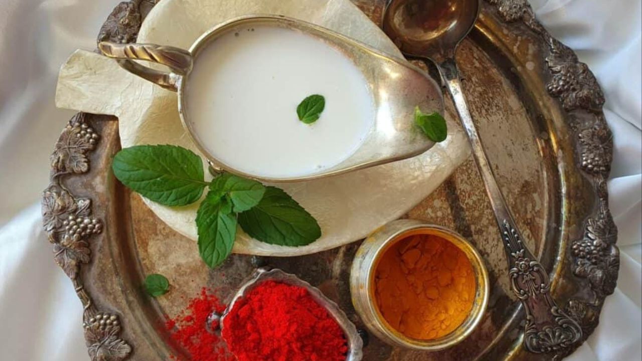 চরণামৃত গ্রহণ করা সময় 'আকাল মৃত্যু হরনাম সর্ব ব্যধি বিনাশনম। বিষ্ণোঃ পদোদকম পিত্ত্বা পুনর্জন্ম ন বিদ্যাতে।।' এই মন্ত্র জপ করুন। এর অর্থ হল চরণামৃত গ্রহণ করলে অকাল মৃত্যু আপনার থেকে দূরে থাকে। রোগ ধ্বংস হয়। ওষুধের মতো পাপ ও রোগ দূর করে।