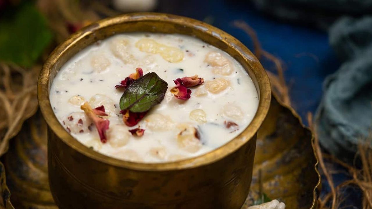 কথিত আছে যে চরণামৃত সর্বদা ডান হাতে গ্রহণ করা উচিত। এছাড়া চরণামৃত তৈরি করা সময় সর্বদা তামার পাত্র ব্যবহার করা উচিত। সম্ভবত এই কারণেই চরণামৃত সর্বদা মন্দিরে তামার পাত্রে রাখা হয়।