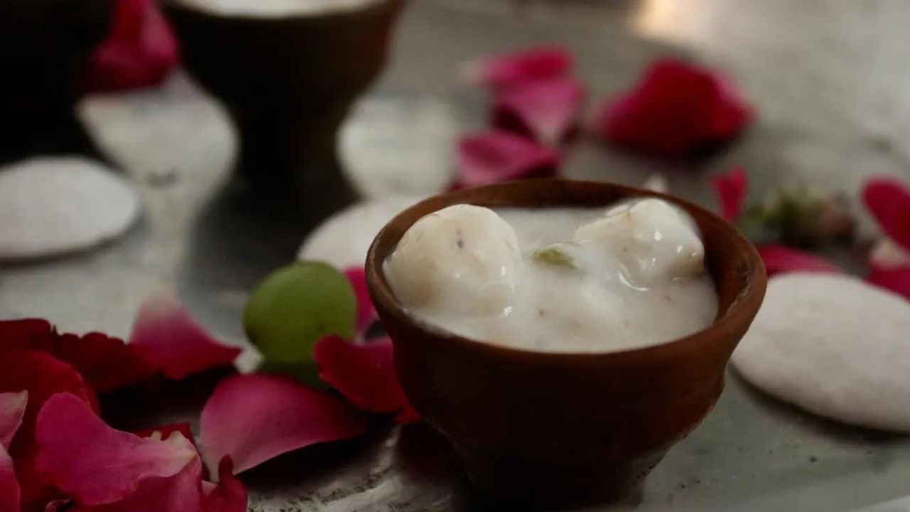 ভগবানের পুজোয় প্রসাদ হিসেবে উভয়ই ব্যবহার করা হয়। পঞ্চামৃত তৈরি করা সময় মোট পাঁচটি জিনিস মেশানো হয়। যজ্ঞ, বিশেষ পুজোয় ঈশ্বরের পবিত্রতার জন্য প্রস্তুত করা হয় এই তরল সুস্বাদু পানীয়।