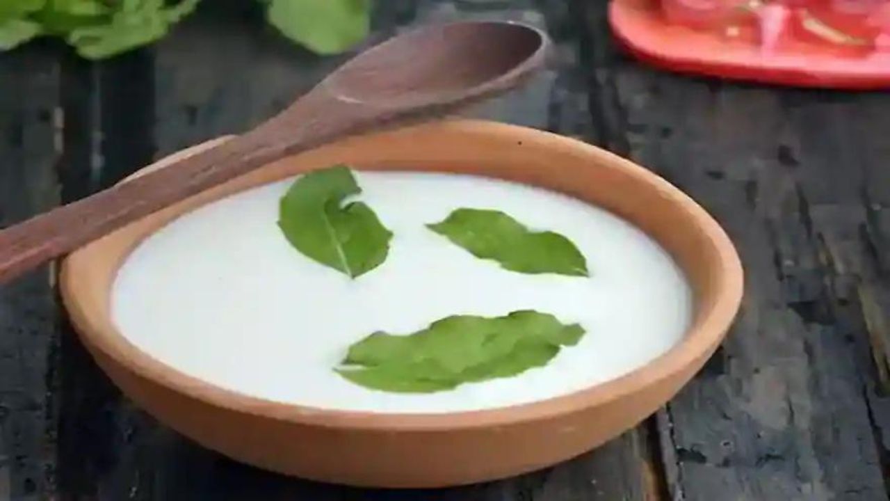 পঞ্চামৃতে যে পাঁচটি জিনিস মেশানো হয় তা হল গরুর দুধ, দই, ঘি, গঙ্গাজল ও চিনি। এই সব মিশিয়ে, ঈশ্বরের অভিষেক ও ভোগের জন্য পঞ্চামৃত প্রস্তুত করা হয়। কিন্তু চরণামৃত তৈরি হয় শুধুমাত্র জলে তুলসী মিশিয়ে।