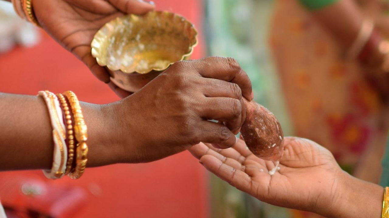 আয়ুর্বেদ অনুসারে, চরণামৃত ও পঞ্চামৃত স্বাস্থ্যের পক্ষেও উপকারী। সনাতন ধর্মে চরণামৃত ও পঞ্চামৃত উপাসনা পাঠের সমান গুরুত্ব রয়েছে। পুজোর সময় প্রসাদ হিসেবে চরণামৃত ও পঞ্চামৃত গ্রহণ করা খুবই গুরুত্বপূর্ণ বলে মনে করা হয়। অধিকাংশ মন্দিরের পুরোহিতরা মন্দিরে আসা ভক্তদের প্রসাদ হিসাবে পঞ্চামৃত ও চরণামৃত দিয়ে থাকেন।