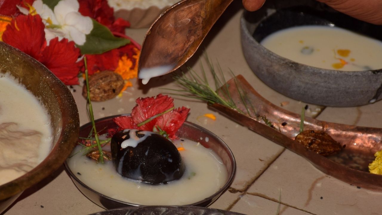 ঈশ্বরের অভিষেক করার জন্য ব্যবহার করা হয় পবিত্র এই জিনিসগুলি। ভগবান সত্যনারায়ণের পুজো বা জন্মাষ্টমীতে শ্রীকৃষ্ণের পুজো, উভয় শুভকাজেই পঞ্চামৃত দিয়ে ঈশ্বরকে অভিষেক করা হয়।