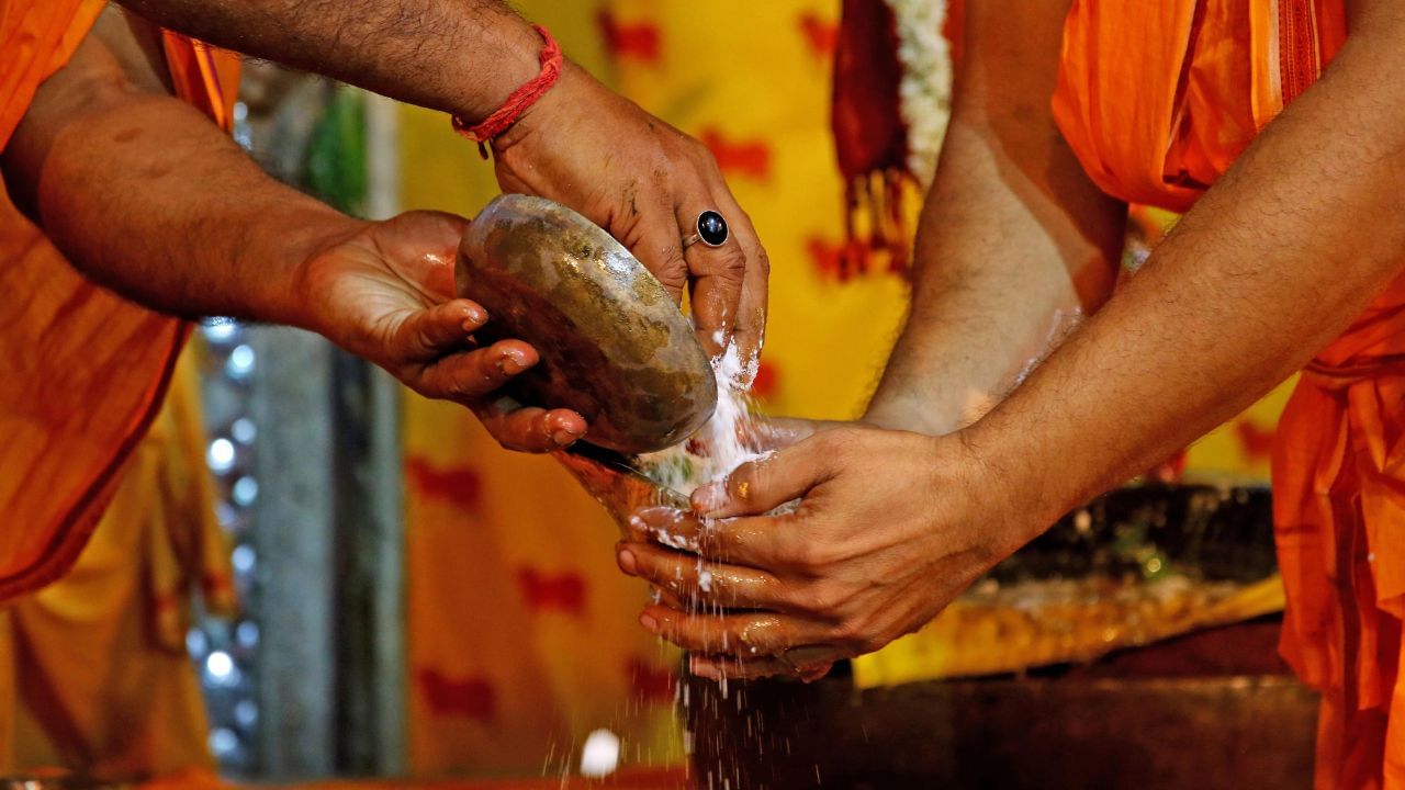 চরণামৃত নাম থেকে এটাও স্পষ্ট যে ভগবানের পায়ের অমৃত। এই অমৃত প্রস্তুত করতে, ভগবান শালিগ্রামকে গঙ্গার জলে স্নান করানো হয়। এর মধ্যে তুলসী ডাল ও পাতা দেওয়া হয়।