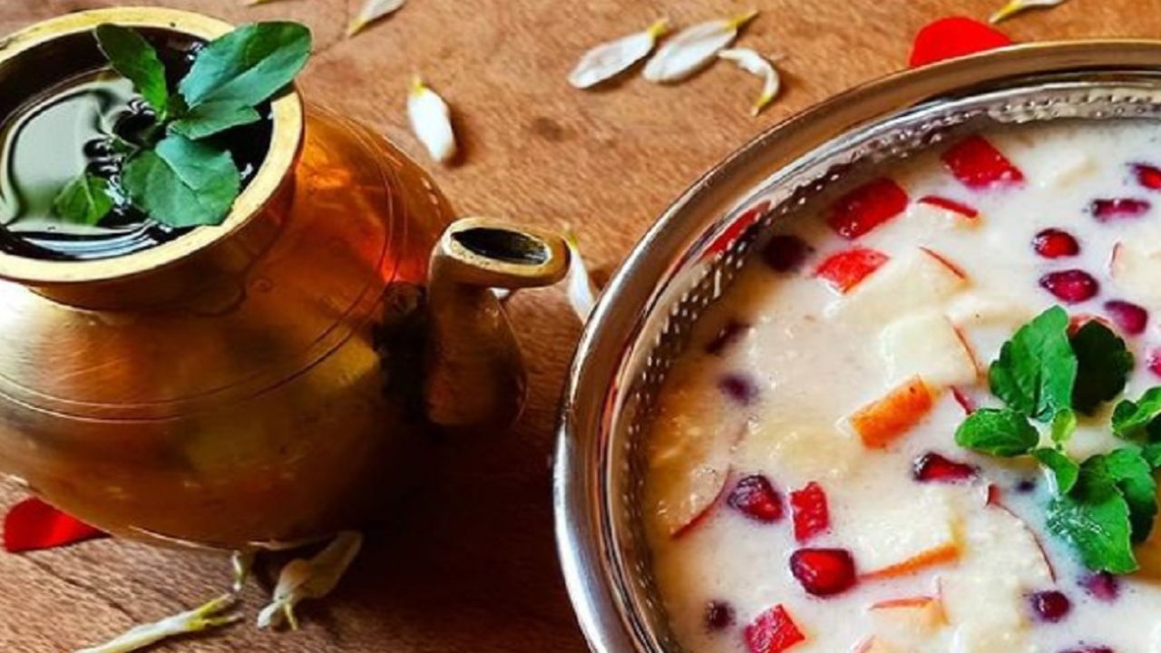 চরণামৃতের আক্ষরিক অর্থ হল প্রভুর পায়ের অমৃত। পূজা করার সময় তামার পাত্রে ভগবানের চরণে বিশুদ্ধ জল নিবেদন করা হয়। তাতে তুলসী পাতাও মেশানো হয়। এভাবেই তৈরি হয় চরণামৃত।