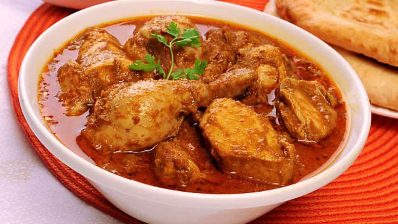 প্রথমে চিকেন ভাল করে ধুয়ে কিমা বানিয়ে নিন। এবার একটি পাত্রে চিকেনের কিমার সঙ্গে পোস্ত বাটা, নারকেল বাটা, রসুনবাটা, কাঁচালঙ্কা বাটা, গোলমরিচ গুঁড়ো, গন্ধরাজ লেবুর রস, সর্ষের তেল এবং পরিমাণ মতো নুন দিয়ে খুব ভালো করে মেখে নিন