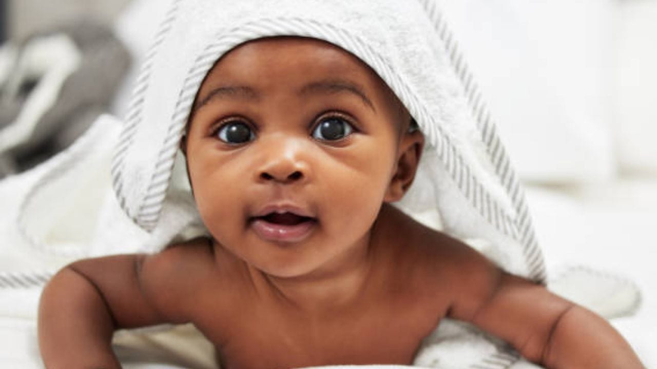 অনেকে অভিভাবক যখন চা বা কফি খান, শিশুদের আবদার মেনে তাদেরও সেটা দেন। কিন্তু, চা বা কফি শিশুদের স্বাস্থ্যের জন্য ঠিক নয়। বিশেষত, গরমে এগুলি খাওয়ানো একেবারে উচিত নয়