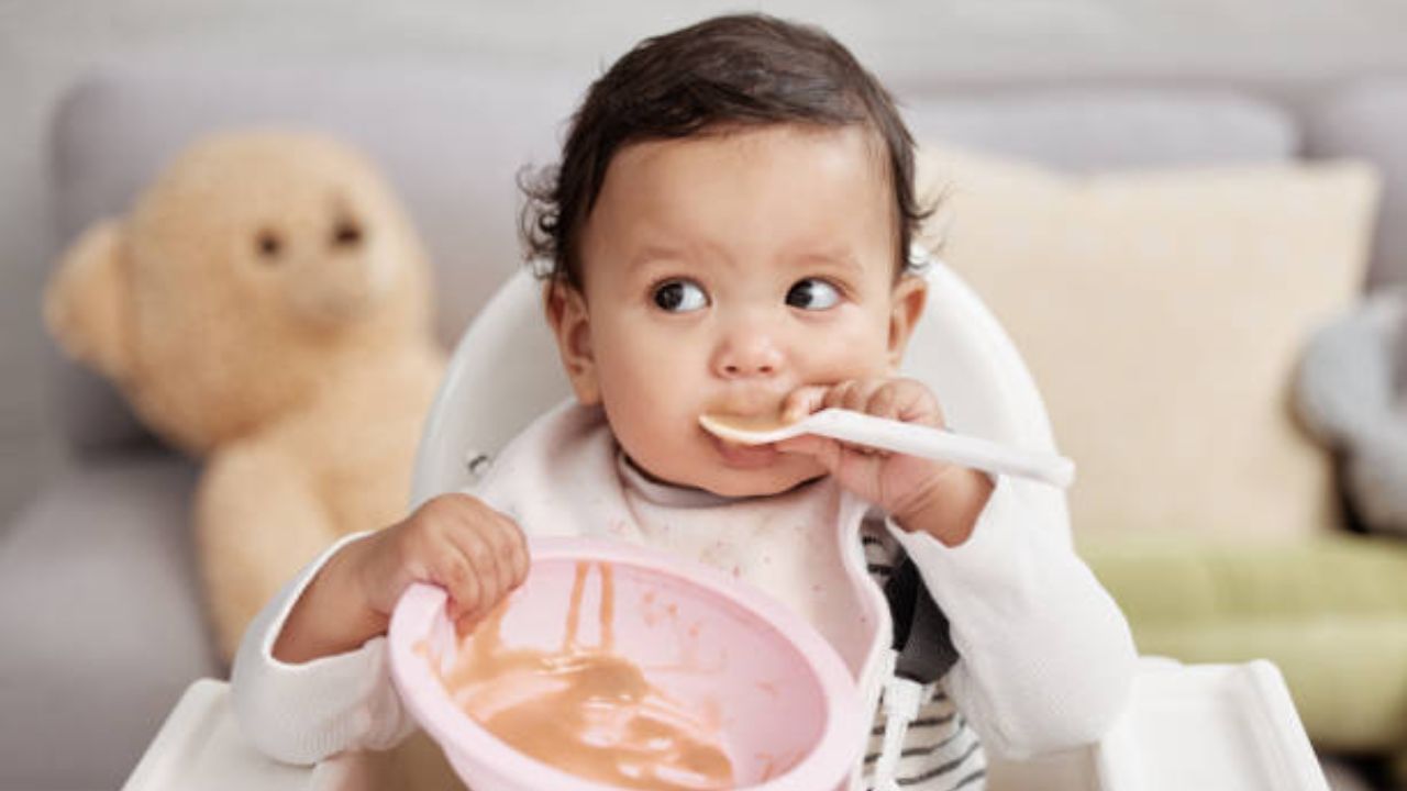 প্রচণ্ড গরমে খাবার সহজে হজম হয় না। শিশুরাও এই সমস্যার শিকার। খাওয়া-দাওয়ায় সতর্ক না হলে শিশুদের পেটের নানা সমস্যা থেকে স্বাস্থ্যের উপর বড় প্রভাব পড়তে পারে। কয়েকটি খাবার শিশুদের একেবারে দেওয়া উচিত নয়