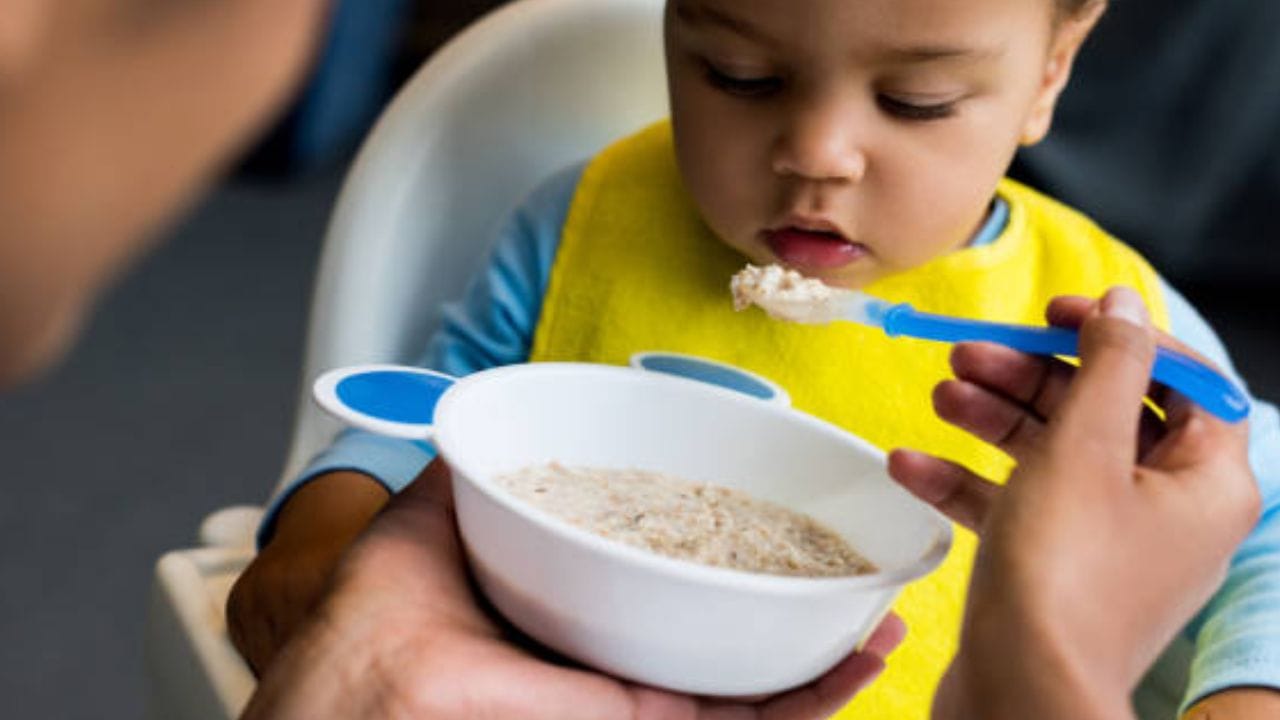 শিশুদের বেশি ময়দার খাবার দেওয়া উচিত নয়। এটা শিশুদের হজম করতে সমস্যা হয়। এছাড়া অতিরিক্ত ময়দা লিভারের জন্যও ক্ষতিকর। তাই ময়দার বদলে শিশুদের আটার রুটি, ফল এবং বিভিন্ন সবজির স্যুপ খাওয়ান