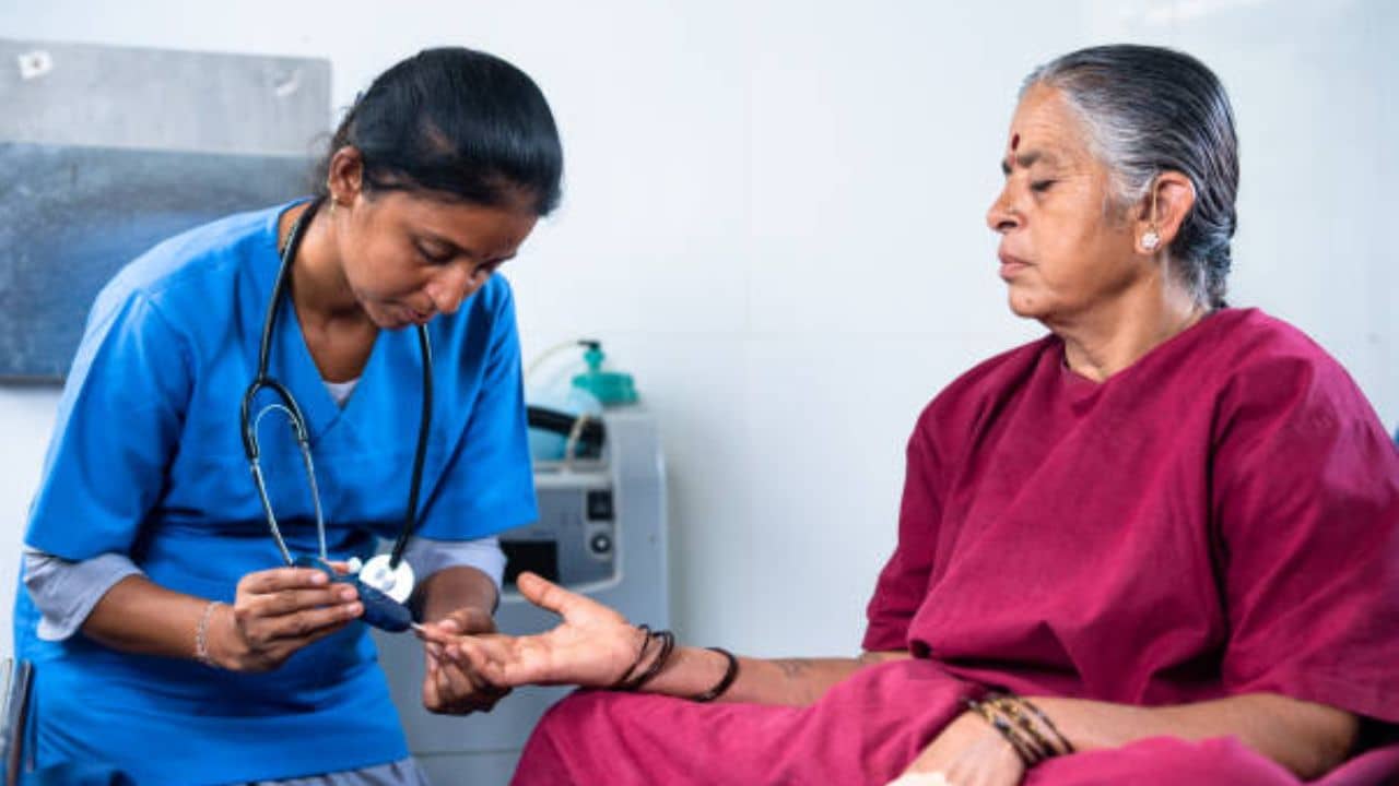 Diabetes: বুড়ো বয়সে হঠাৎ ডায়াবেটিস ধরা পড়েছে? শুধু ওষুধ খেলেই কি বশে থাকবে সুগার নাকি মানবেন অন্য নিয়ম?