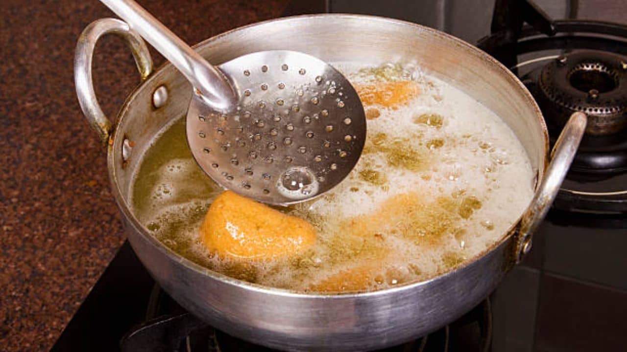 Reuse Oil: একই তেলে মাছ থেকে আলু সব ভাজছেন? রোজের এই ছোট্ট ভুলে বাড়ছে ক্যানসারের ঝুঁকি