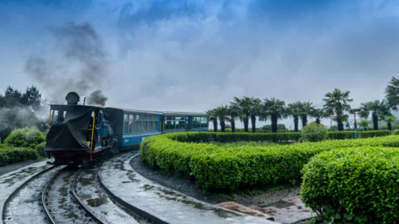 বছরের সবসময় দার্জিলিং বেড়াতে যাওয়া যায়। তবে সাধারণত বর্ষা শেষ হয় অক্টোবর এবং জমিয়ে ঠান্ডা পড়তে শুরু করে নভেম্বরের শেষ থেকে। ফলে অক্টোবর-নভেম্বরে দার্জিলিঙের তাপমাত্রা থাকে ১০ থেকে ১৫ ডিগ্রির মধ্যে। ফলে ঠান্ডার আমেজ থাকলেও খুব কষ্ট হয় না। তাই দার্জিলিং বেড়ানোর সেরা সময় বলা হয় অক্টোবর, নভেম্বর মাস