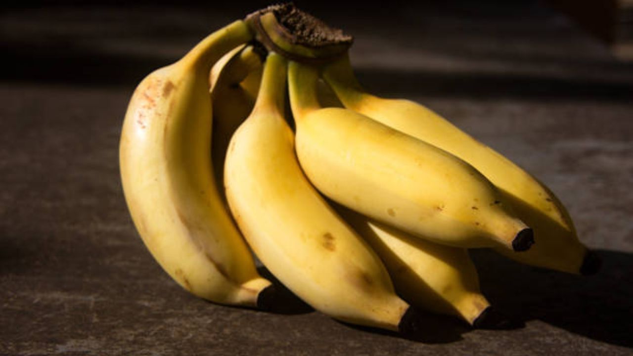 কলার মধ্যে উচ্চ পরিমাণে পটাশিয়াম রয়েছে। এই ইলেক্ট্রোলাইট দেহে তরলের ভারসাম্য ও পেশির কার্যকারিতা বজায় রাখতে সহায়ক। গরমে কলা খেলে শরীর হাইড্রেট থাকবে।