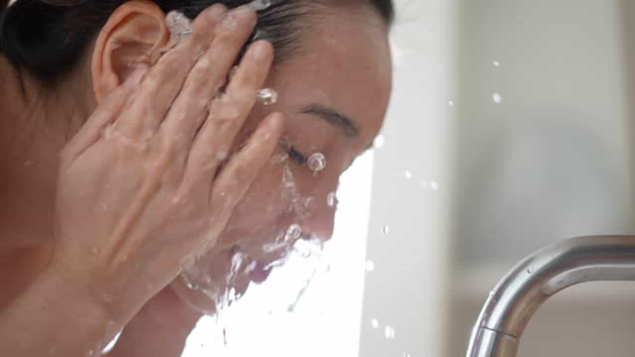 Face Wash: ঠান্ডা না গরম—কোন ধরনের জল দিয়ে মুখ ধুলে ত্বক ভাল থাকবে? Face Wash: ঠান্ডা না গরম—কোন ধরনের জল দিয়ে মুখ ধুলে ত্বক ভাল থাকবে?