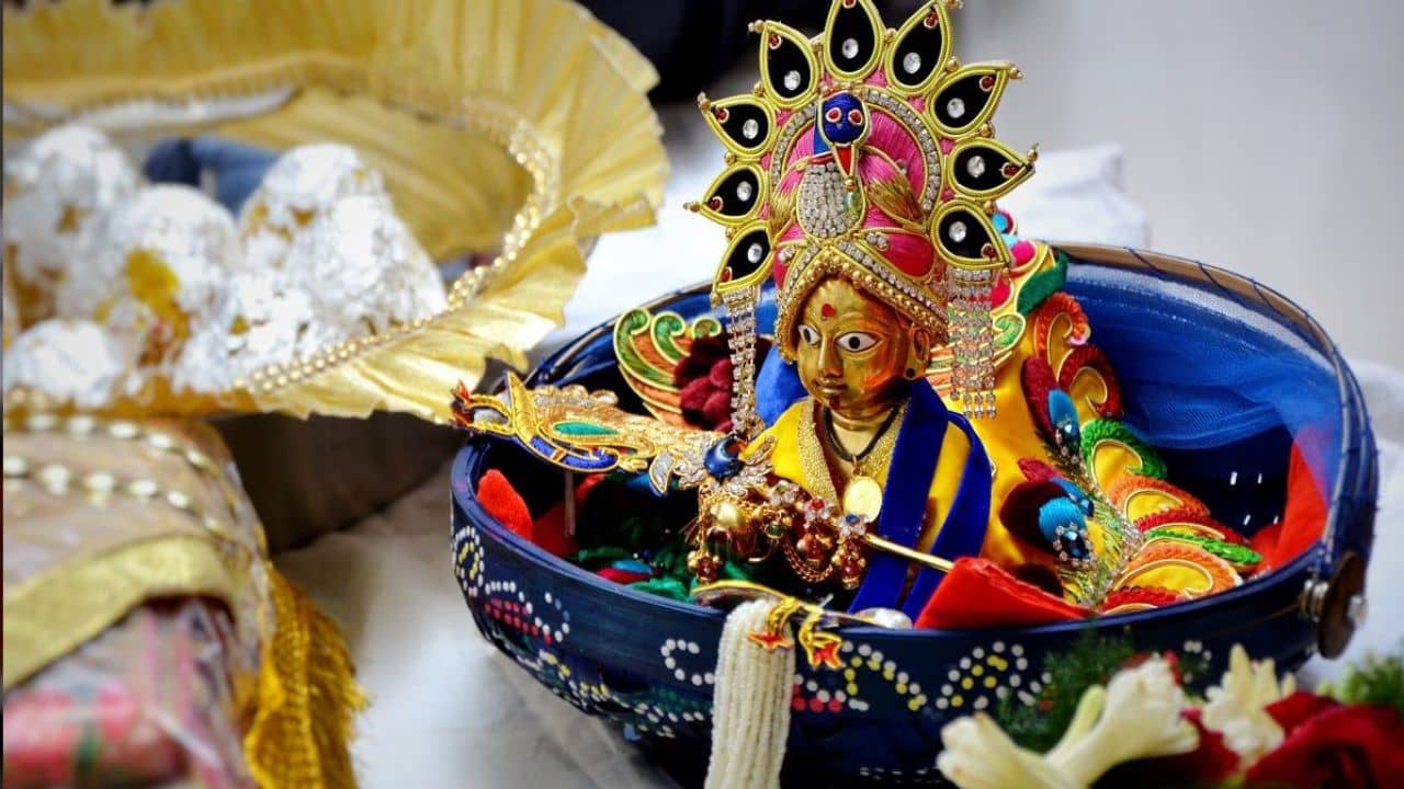 Gopal Puja Tips: প্রচণ্ড গরমেও গোপাল থাকবে ঠাণ্ডা! ঋতু বদলেও নিয়ম পাল্টে যায় পুজোর