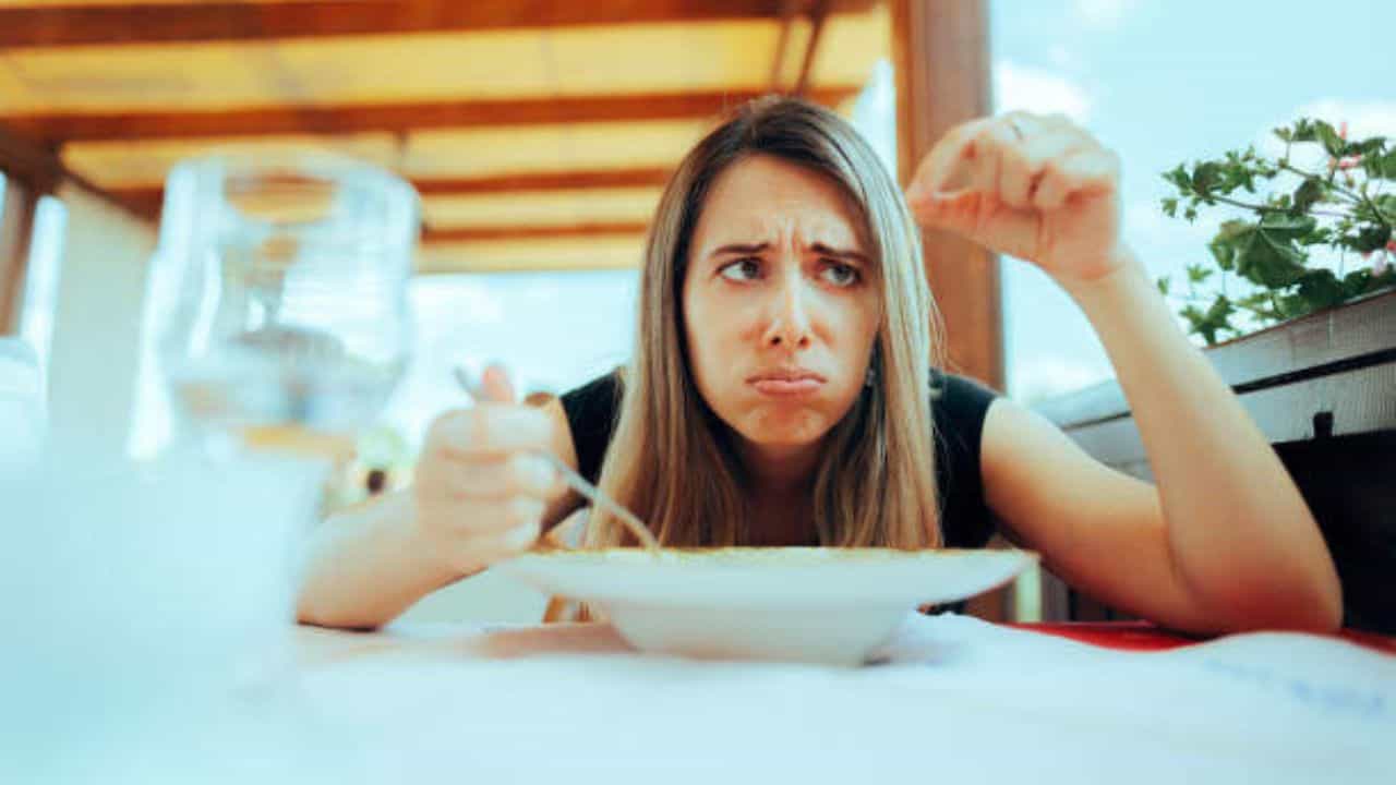 Hair in Food: তরকারি বা ম্যাগি খেতে গিয়ে বারবার চুল মুখে পড়ছে?  তাহলে সাবধান হোন আজ থেকেই