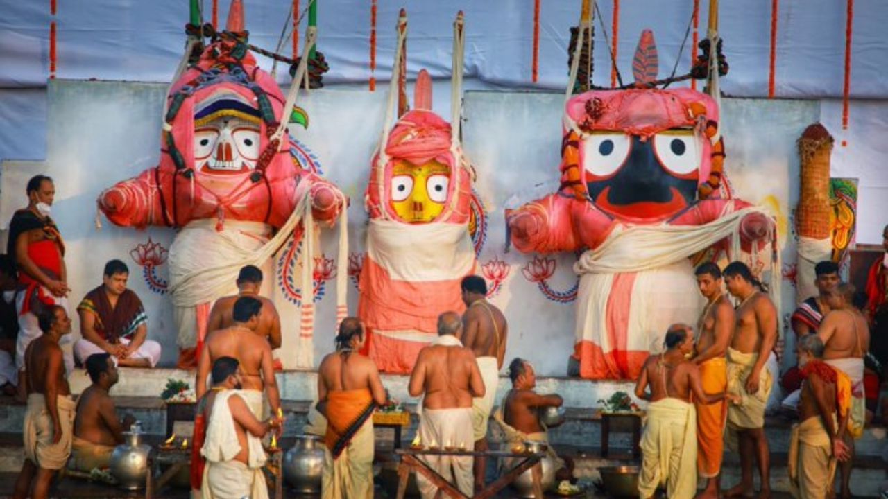 মনে করা হয়, এই তিথিকে জগন্নাথদেবের জন্মদিন। প্রতি বছর দেবস্নান পূর্ণিমায় স্নানযাত্রার রীতি পালিত হয়। এবছর জ্যৈষ্ঠ পূর্ণিমাতেই পড়েছে স্নানযাত্রা উত্‍সব।  এই স্নানযাত্রা শুরুর আগে রত্নবেদীতে অবস্থান করেন জগন্নাথদেব। প্রথমে জগন্নাথ, তারপর বলরাম, একদম শেষে সুভদ্রাকে পুষ্পাঞ্জলি দেওয়া হয়। তারপরে তিনদেবতাকেই স্নানবেদীতে নিয়ে যাওয়া হয়। 